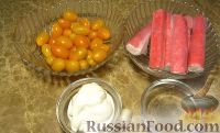 Фото приготовления рецепта: Салат из крабовых палочек и помидоров - шаг №1