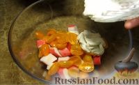 Фото приготовления рецепта: Салат из крабовых палочек и помидоров - шаг №6