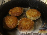 Фото приготовления рецепта: Ландорики (картофельные оладьи с мясом) - шаг №8