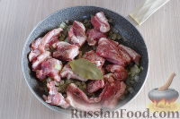 Фото приготовления рецепта: Салат с куриными сердечками, пекинской капустой, помидором и зелёным горошком - шаг №7