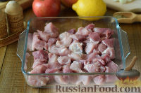 Фото приготовления рецепта: Свинина с черносливом и яблоками (в духовке) - шаг №5