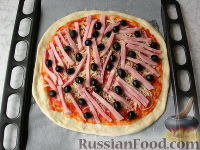 Фото приготовления рецепта: Домашняя пицца "Как я люблю" - шаг №6