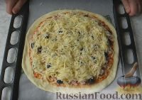 Фото приготовления рецепта: Домашняя пицца "Как я люблю" - шаг №7