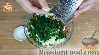 Фото приготовления рецепта: Салат из свежей капусты, с яйцами и кукурузой - шаг №4