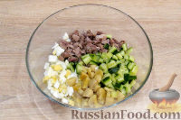 Фото приготовления рецепта: Салат с языком, грибами и огурцами - шаг №6