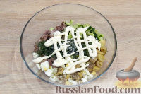 Фото приготовления рецепта: Салат с языком, грибами и огурцами - шаг №7