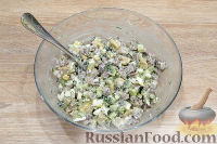 Фото приготовления рецепта: Салат с языком, грибами и огурцами - шаг №8