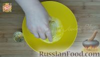 Фото приготовления рецепта: Лепёшки с зелёным луком и яйцом (на сковороде) - шаг №1
