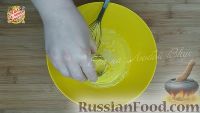 Фото приготовления рецепта: Лепёшки с зелёным луком и яйцом (на сковороде) - шаг №2