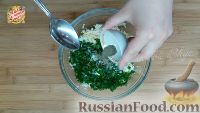 Фото приготовления рецепта: Лепёшки с зелёным луком и яйцом (на сковороде) - шаг №6