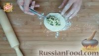 Фото приготовления рецепта: Лепёшки с зелёным луком и яйцом (на сковороде) - шаг №10