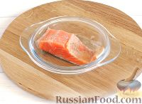 Фото приготовления рецепта: Салат с рыбой и овощами - шаг №2