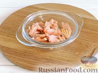 Фото приготовления рецепта: Салат с рыбой и овощами - шаг №3