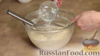 Фото приготовления рецепта: Сливовый пирог с базиликом в сахаре - шаг №3