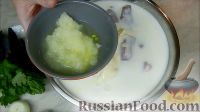 Фото приготовления рецепта: Маринад для шашлыка на кефире с луком и зеленью - шаг №3