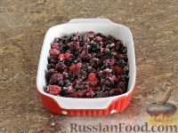 Фото приготовления рецепта: Крамбл с ягодами и овсянкой - шаг №6