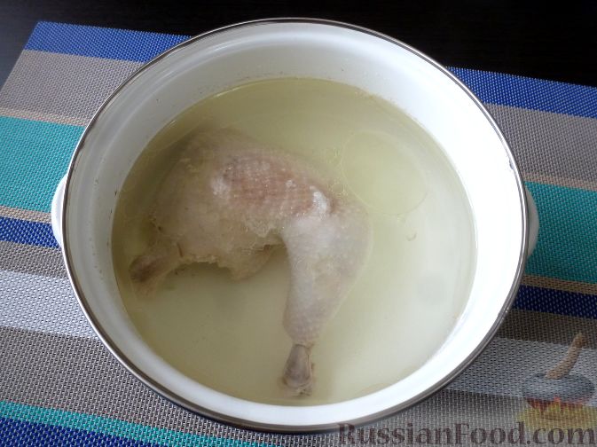 В подсоленной воде варят. Кровь от курицы в бульоне. Лывжа курино-сметанный суп. Лывжа из курицы со сметаной. Белый бульон от курицы почему.