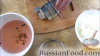 Фото приготовления рецепта: Скумбрия, маринованная в луке - шаг №6