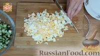 Фото приготовления рецепта: Салат «Выручалочка» с огурцом, яйцами и горошком - шаг №1