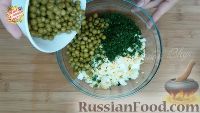 Фото приготовления рецепта: Салат «Выручалочка» с огурцом, яйцами и горошком - шаг №2