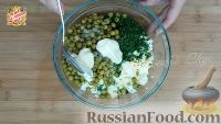 Фото приготовления рецепта: Салат «Выручалочка» с огурцом, яйцами и горошком - шаг №3