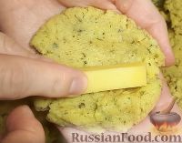 Фото приготовления рецепта: Хрустящие картофельные палочки с сыром - шаг №4