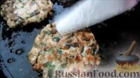 Фото приготовления рецепта: Куриные котлеты с грибами и зеленью петрушки - шаг №10
