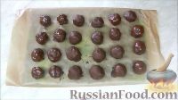 Фото приготовления рецепта: Домашние шоколадные конфеты с орехами и клюквой - шаг №9
