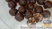Фото приготовления рецепта: Домашние шоколадные конфеты с орехами и клюквой - шаг №10