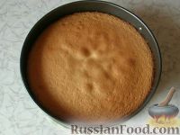 Фото приготовления рецепта: Бисквитный торт "Пина колада" с нежным суфле - шаг №4