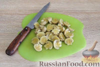 Фото приготовления рецепта: Салат с курицей, ананасами и грибами - шаг №4