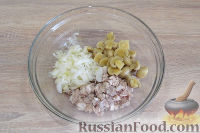Фото приготовления рецепта: Салат с курицей, ананасами и грибами - шаг №5