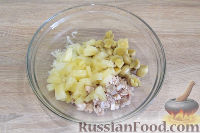 Фото приготовления рецепта: Салат с курицей, ананасами и грибами - шаг №6