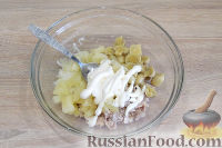 Фото приготовления рецепта: Салат с курицей, ананасами и грибами - шаг №7