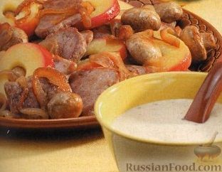 Рецепт Жареное свиное филе с луком, грибами и яблоками под сливочным соусом