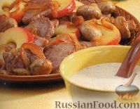 Фото к рецепту: Жареное свиное филе с луком, грибами и яблоками под сливочным соусом