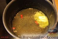 Фото приготовления рецепта: Теплый куриный салат с карамелизированными яблоками - шаг №4