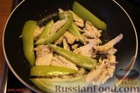 Фото приготовления рецепта: Теплый куриный салат с карамелизированными яблоками - шаг №5