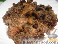 Фото к рецепту: Гречневая каша с куриными крыльями и грибами