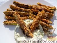 Фото к рецепту: Закуска из кабачков в духовке, с греческим соусом