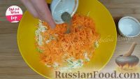 Фото приготовления рецепта: Салат из капусты с омлетом - шаг №2