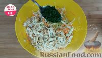 Фото приготовления рецепта: Салат из капусты с омлетом - шаг №6