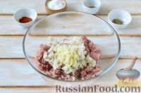 Фото приготовления рецепта: Салат со свёклой, капустой и шпротами - шаг №7