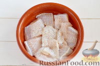 Фото приготовления рецепта: Запеченная рыба с картофелем, под майонезом - шаг №3