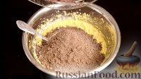 Фото приготовления рецепта: Простой шоколадный кекс - шаг №7