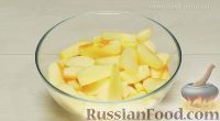 Фото приготовления рецепта: Яблочная шарлотка - шаг №4
