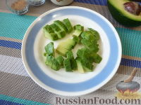 Фото приготовления рецепта: Кубинский салат с авокадо и ананасом - шаг №7
