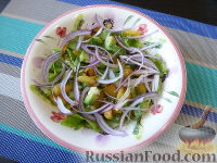 Фото приготовления рецепта: Кубинский салат с авокадо и ананасом - шаг №10