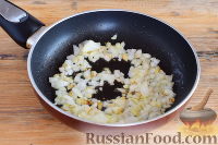 Фото приготовления рецепта: Куриная печень по-румынски, с луком и яйцом - шаг №3