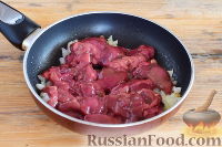 Фото приготовления рецепта: Куриная печень по-румынски, с луком и яйцом - шаг №5